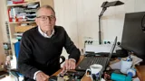 Karl Vilhelm sidder med computer ved skrivebord