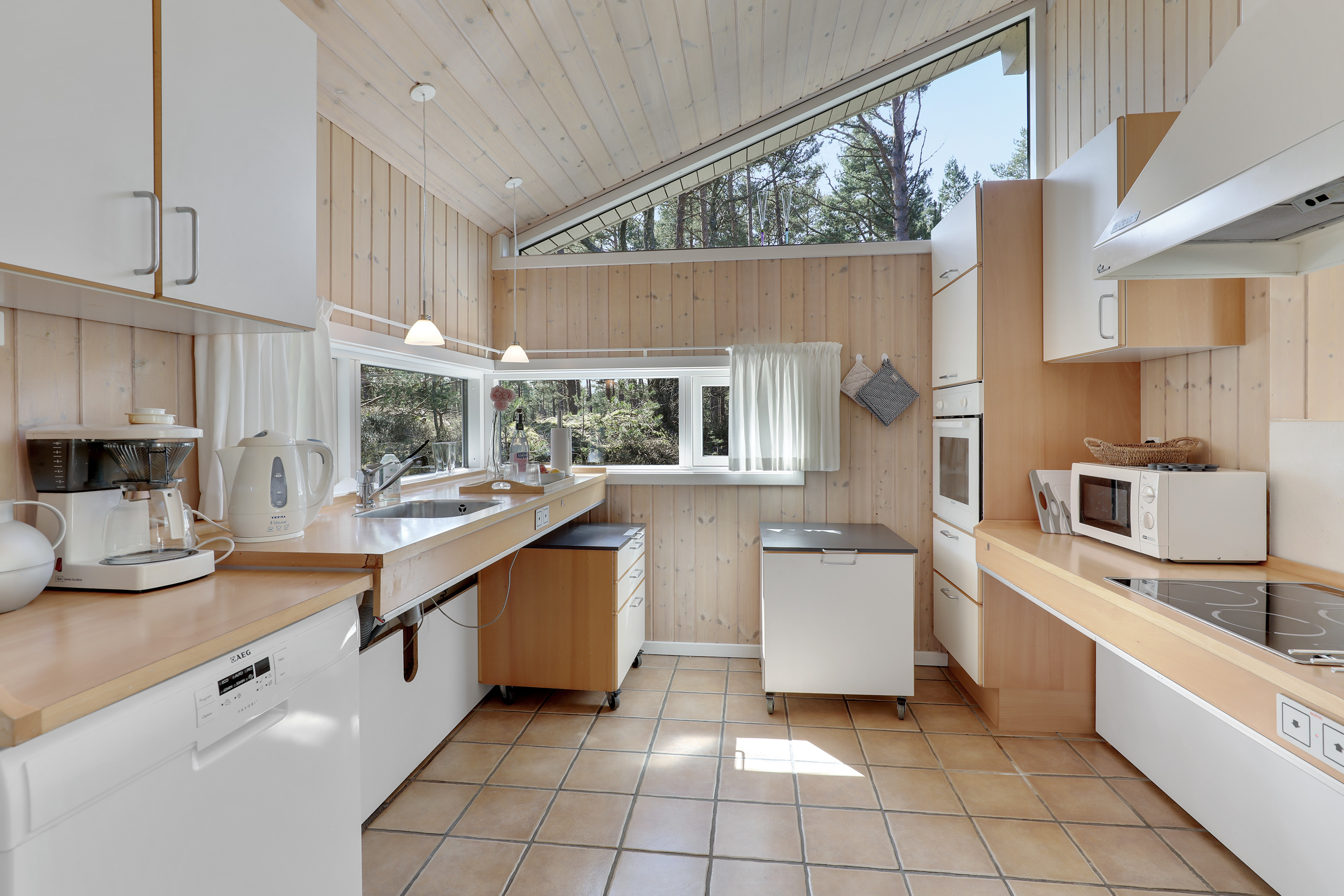 Nye billeder af koekkenet i sommerhuset i Dueodde.