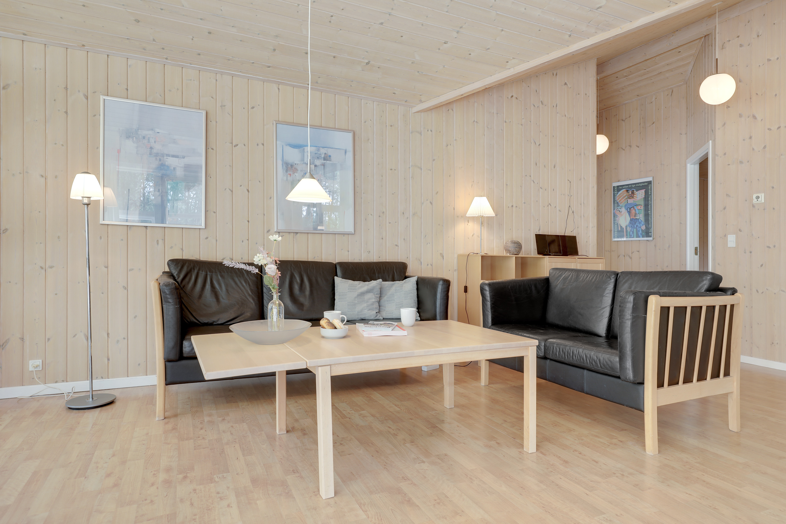 Nye billeder af stuen i sommerhuset i Dueodde.