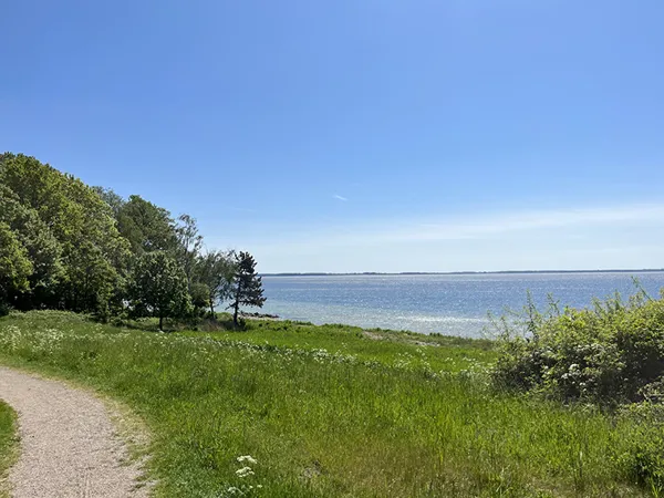 Sti langs vandet ved Vintersboelle Strand