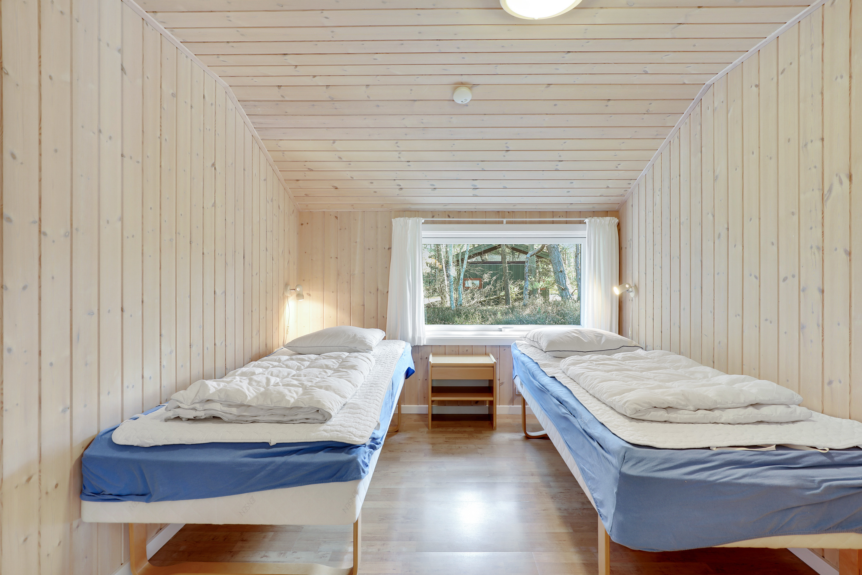 Nye billeder af et vaerelse i sommerhuset i Dueodde.