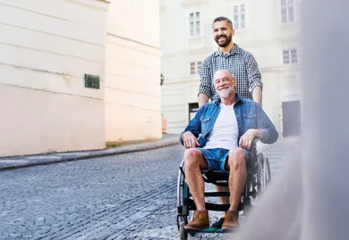 En person i kørestol har en ledsager med sig.