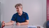 Fysioterapeut laver øvelser med håndvægt