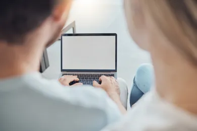 Mand og kvinde kigger på en computer