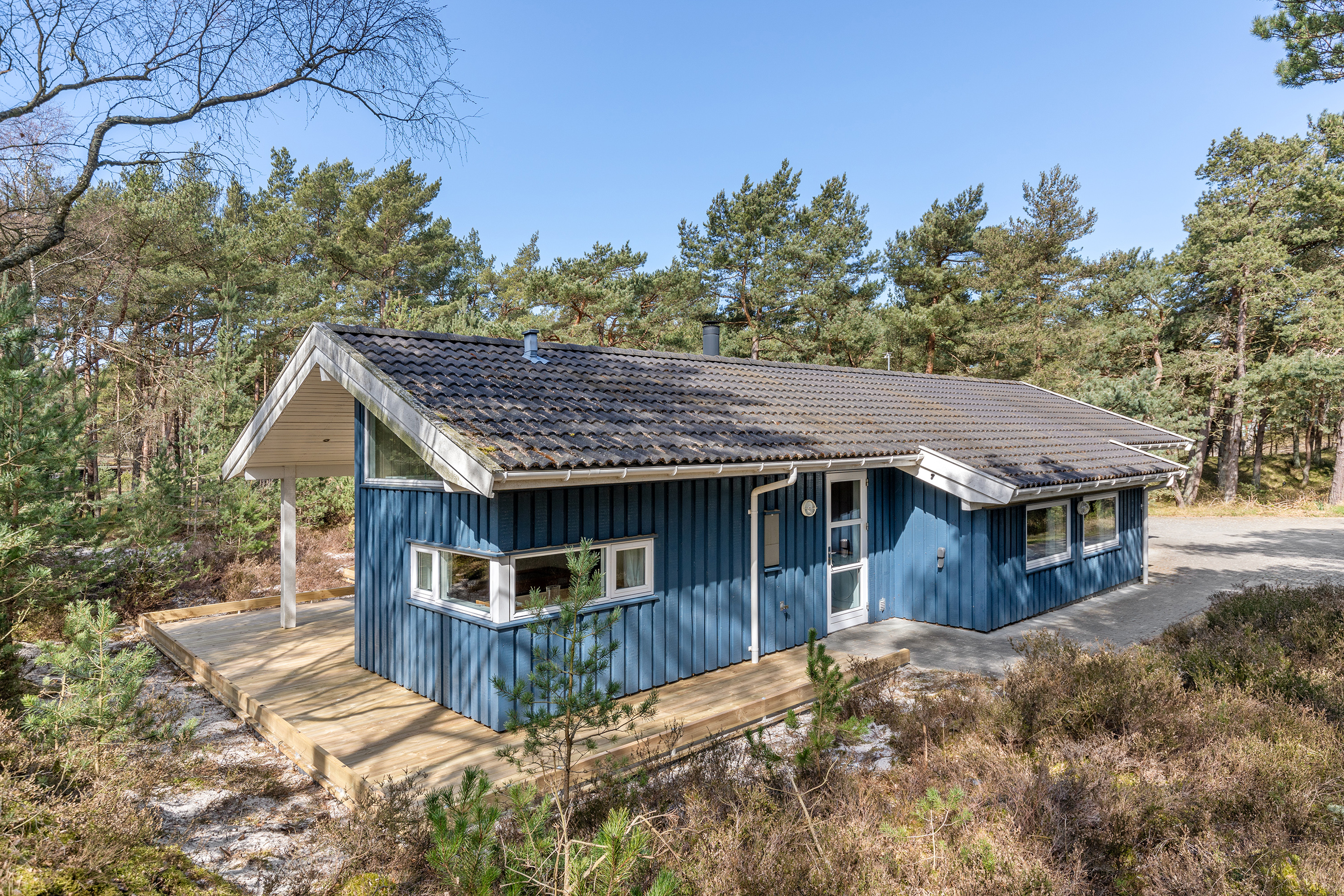 Nye billeder af sommerhuset i Dueodde set udefra.