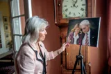 Kvinde kigger på portraet af sig selv og en mand