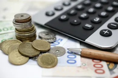 Penge i kontanter og en lommeregner