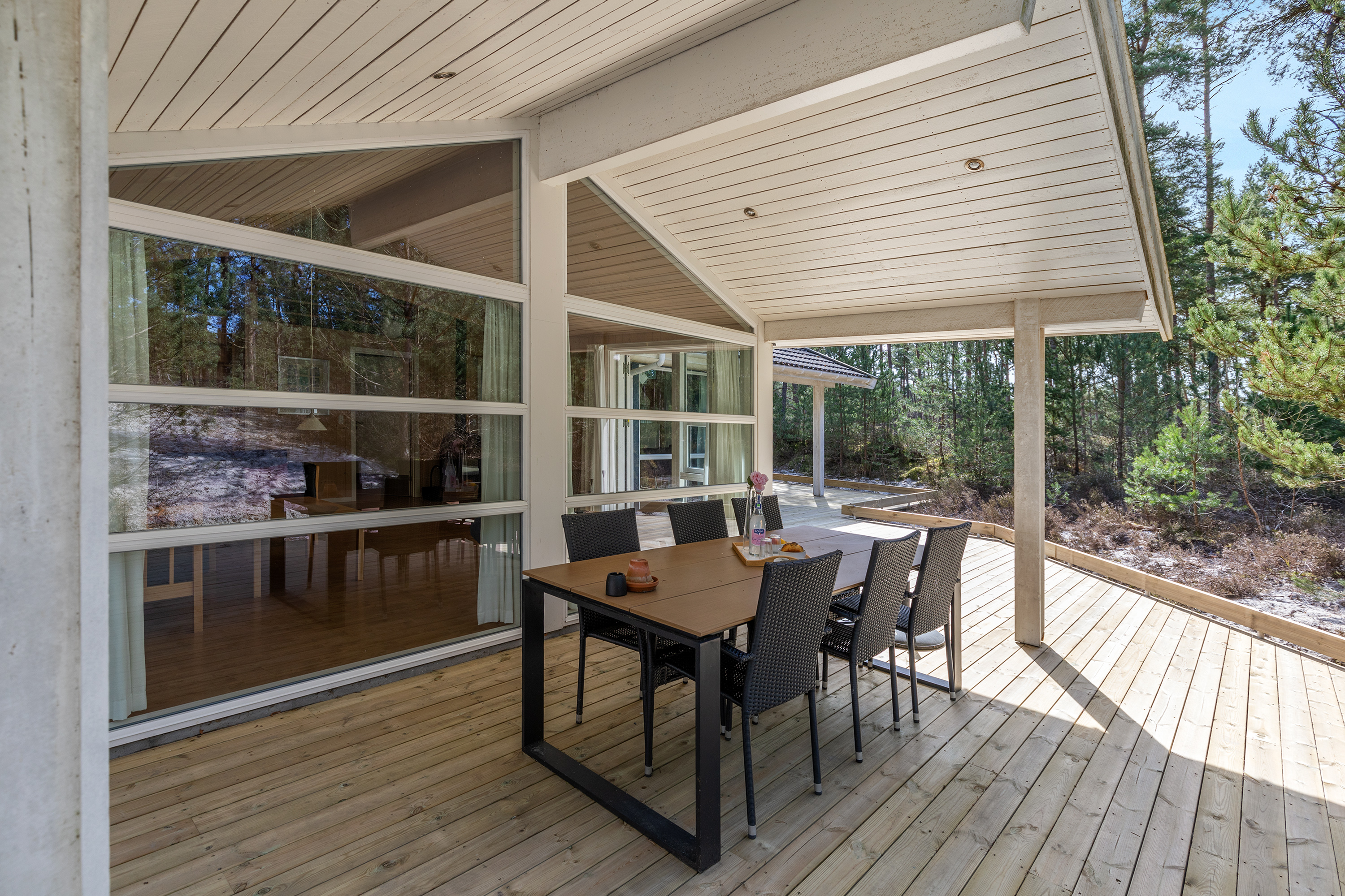 Nye billeder af sommerhuset i Dueodde set udefra.