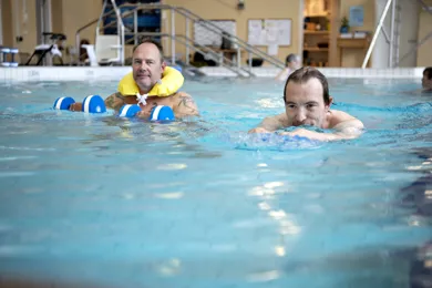 To mænd i Specialhospitalets svømmefaciliteter