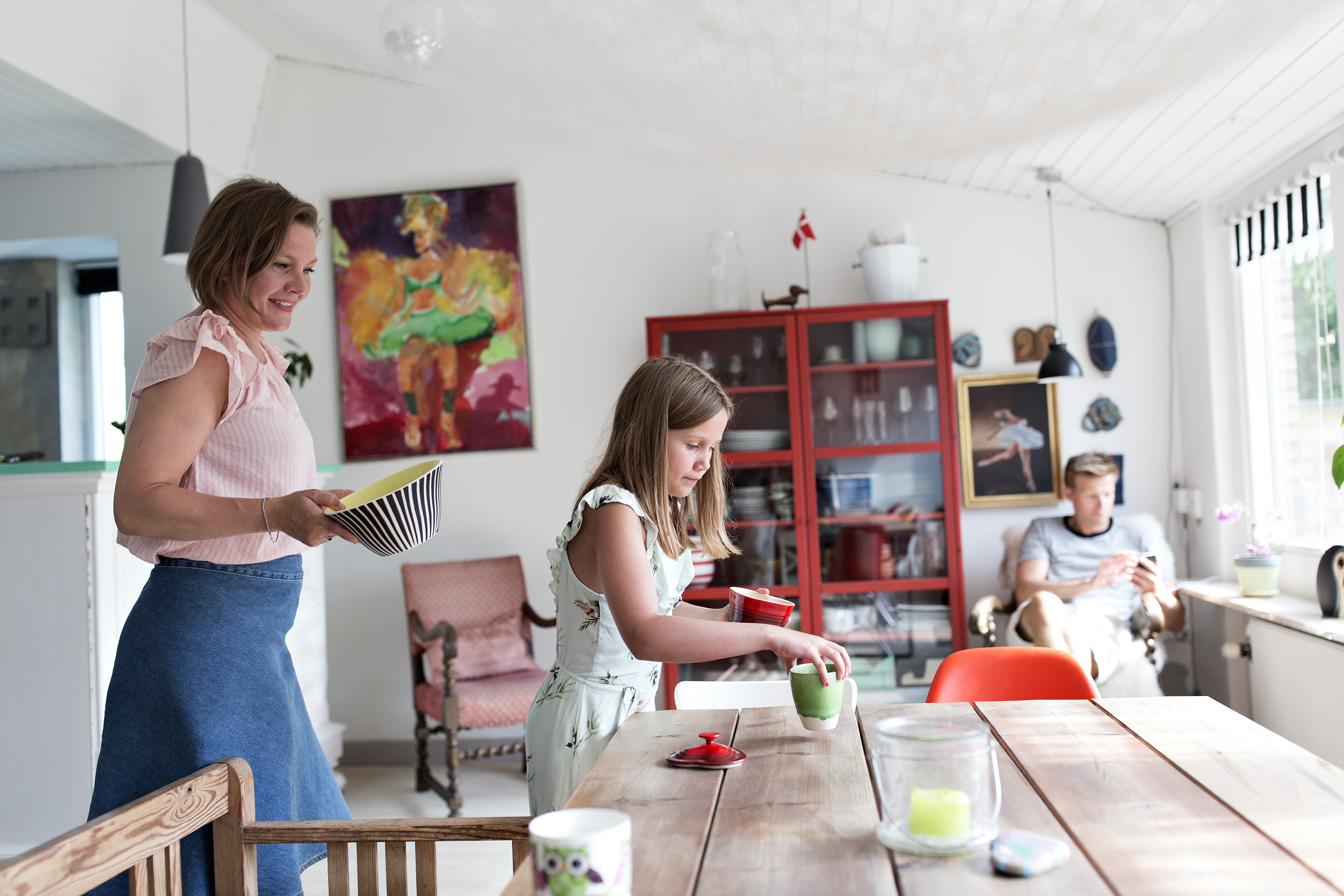 En familie daekker bord sammen