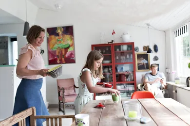 En familie daekker bord sammen