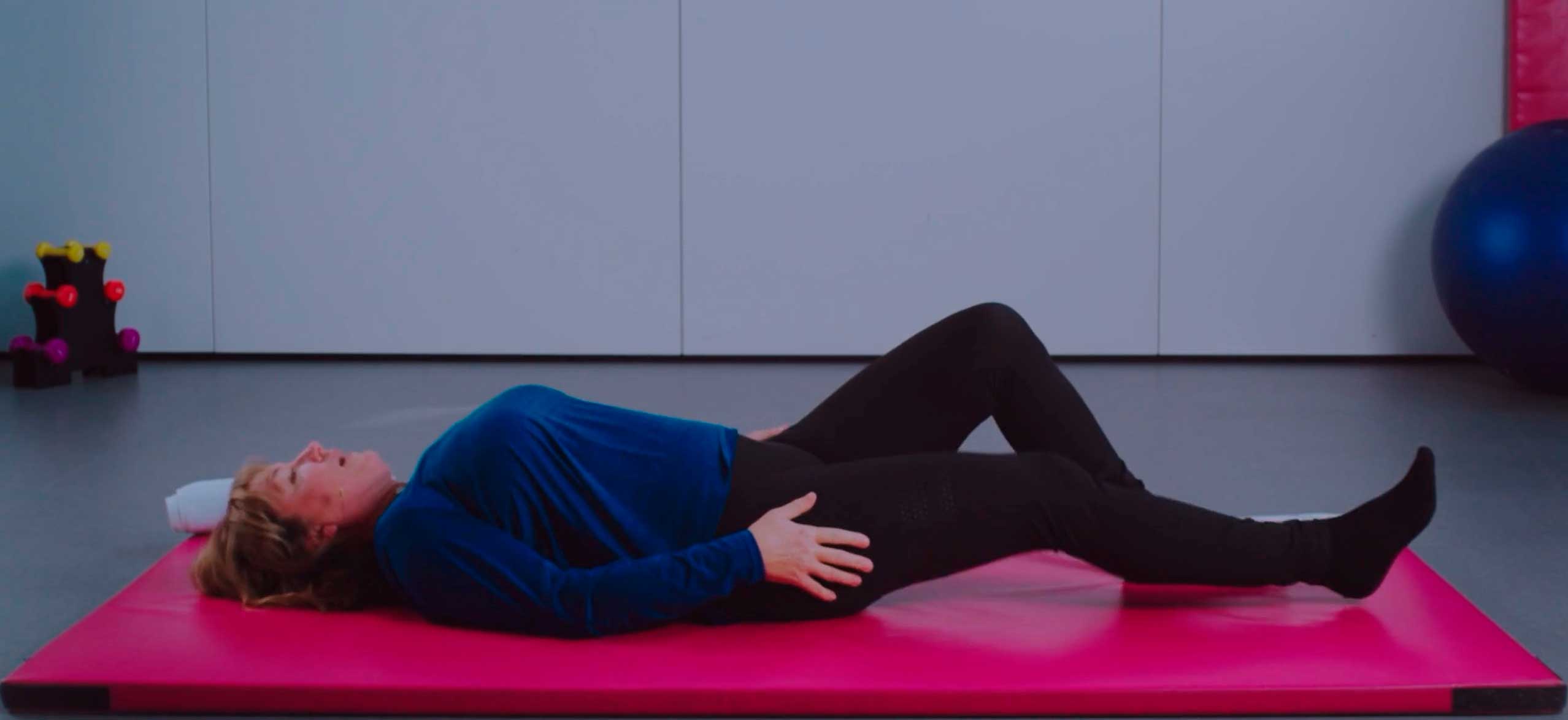 Fysioterapeut ligger ned på en madras