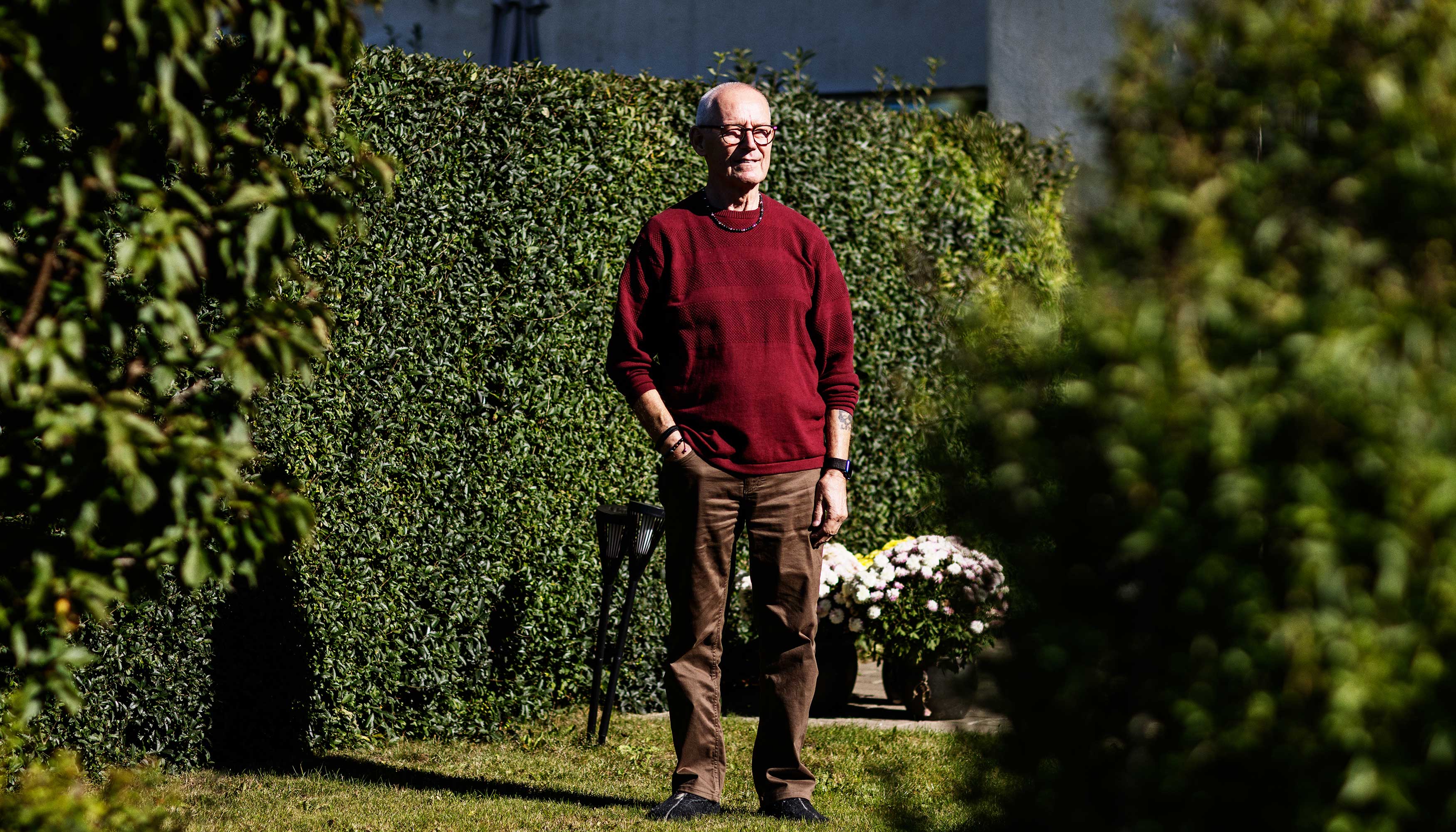 Erling Jensen står i sin have