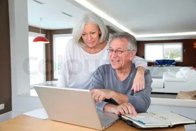 Mand og kvinde kigger på computer