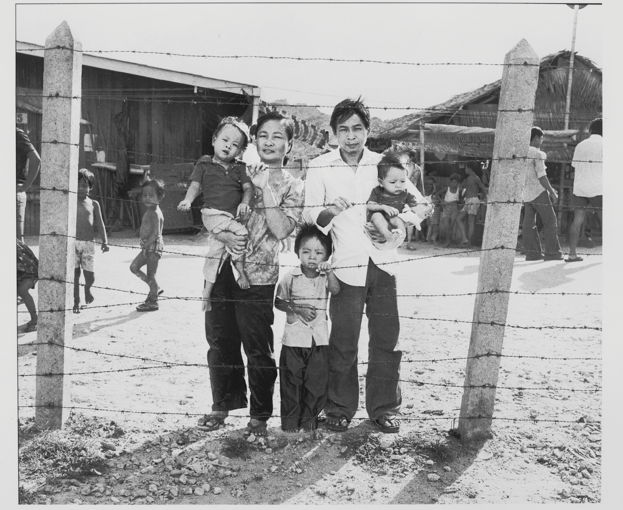 Sort-hvid billede af Tut Ma som barn sammen med sin familie i en flygtningelejr.