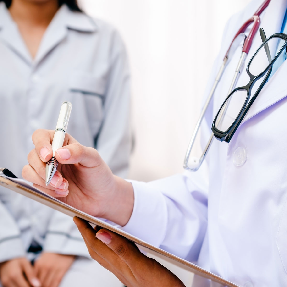 En laege underskriver nogle dokumenter.