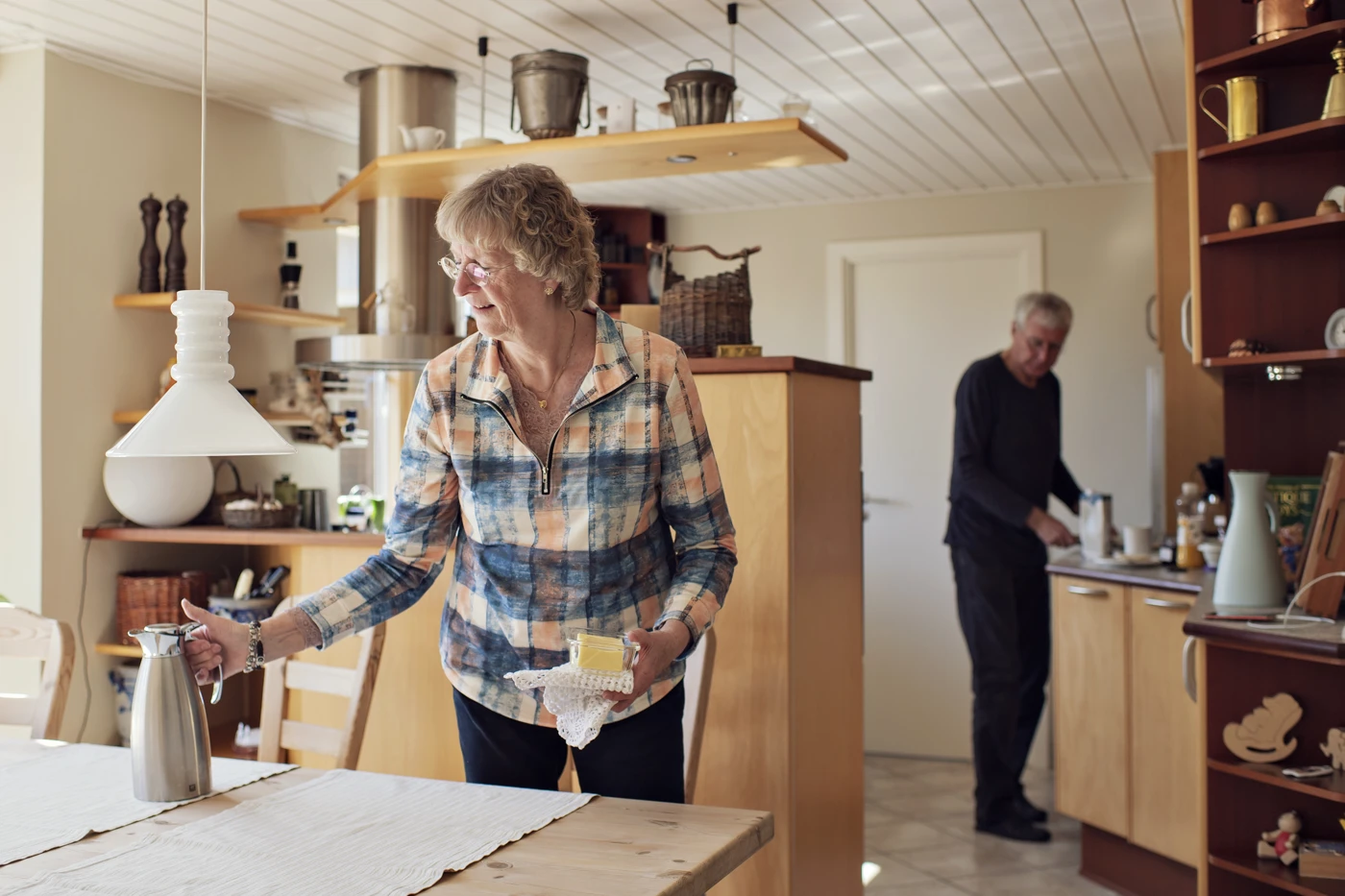 Mand og kvinde dækker op til kaffe