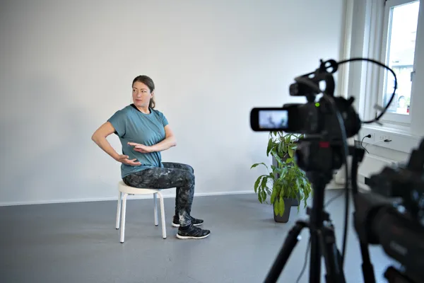 En kvinde filmes til en traeningsvideo