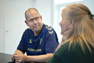 To personer taler sammen