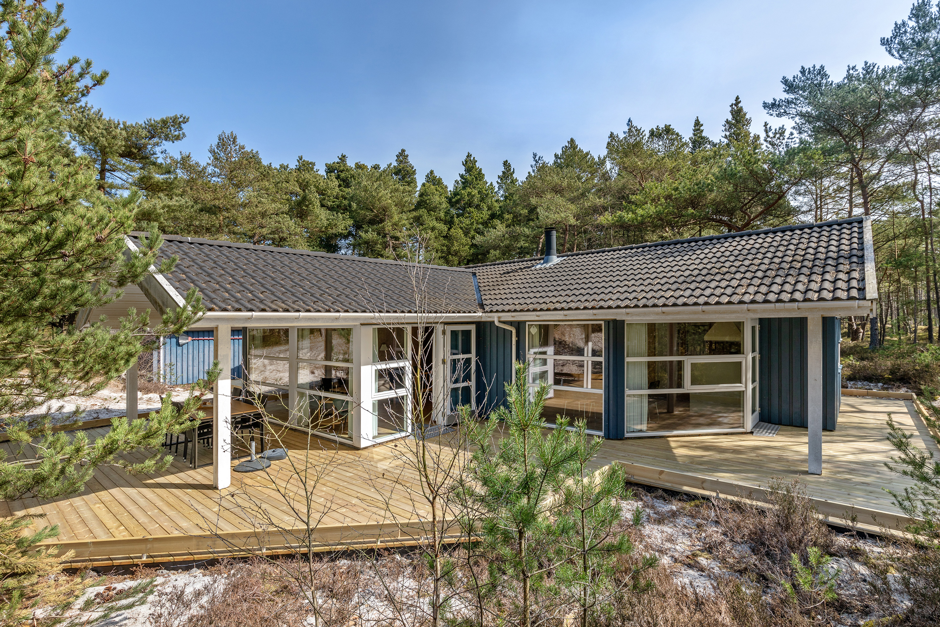 Nye billeder af sommerhuset i Dueodde set udefra.
