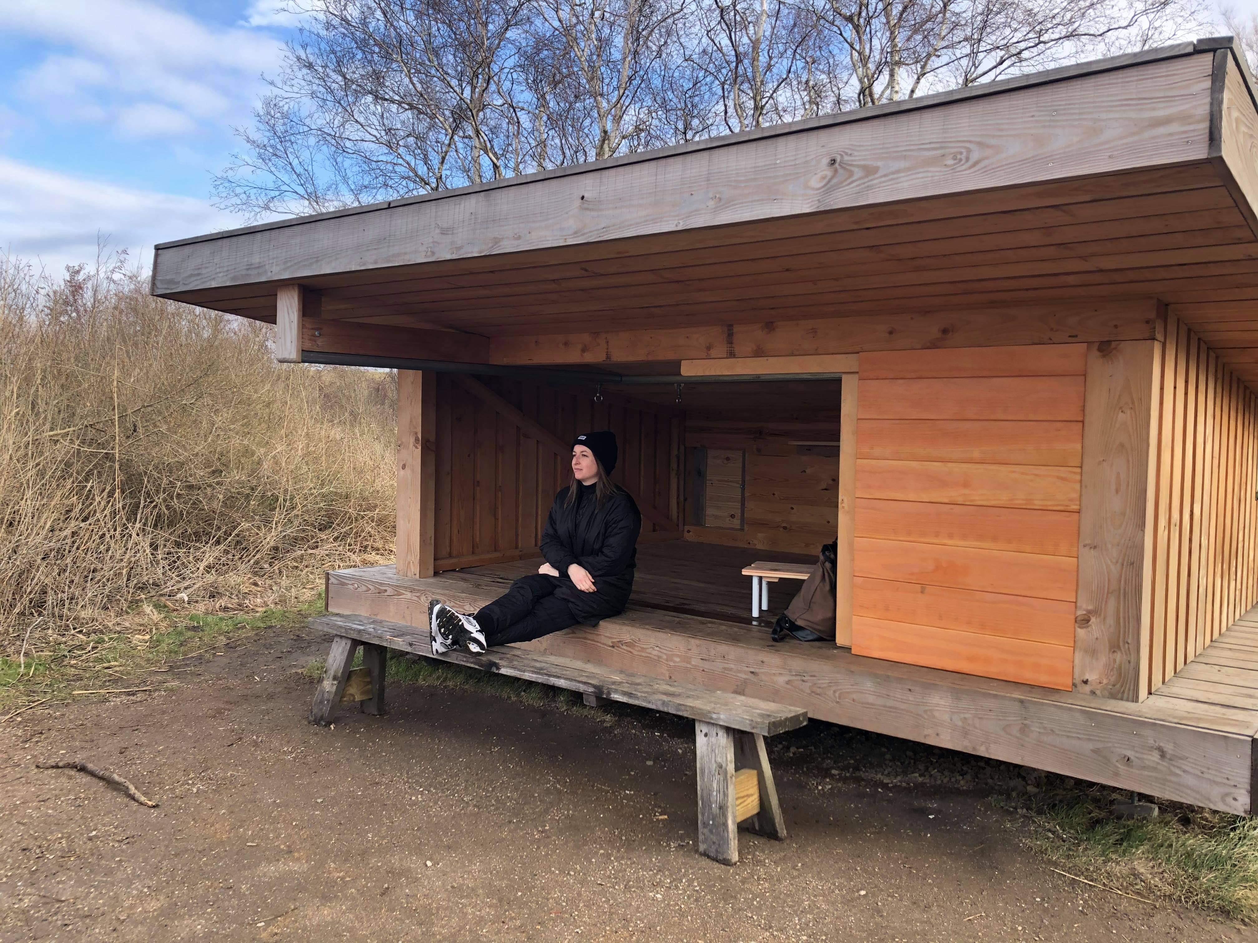 En personer sidder i en shelter.