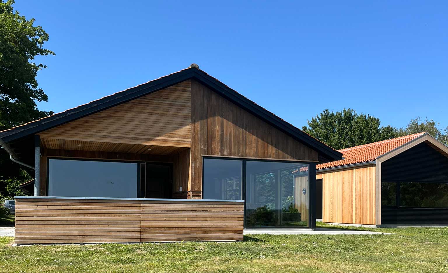 Træhus med panoramavinduer 