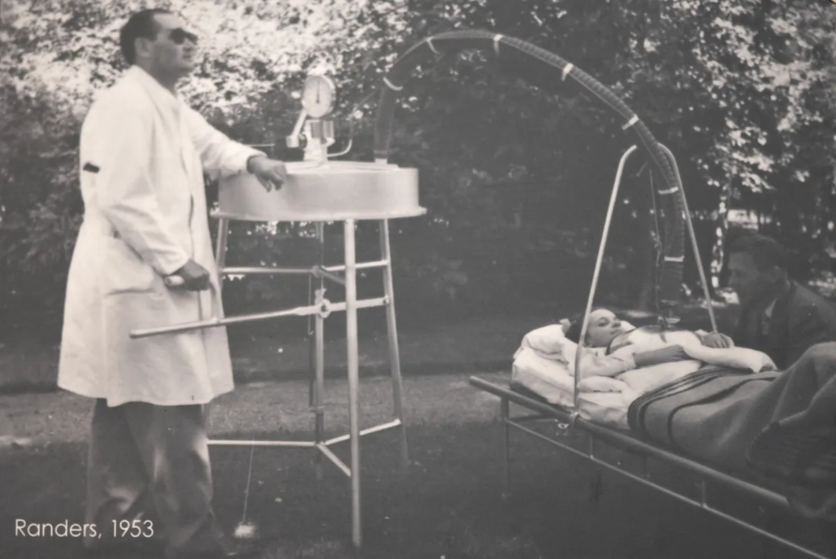 Laege og patient med polio, billede fra Randers i 1953