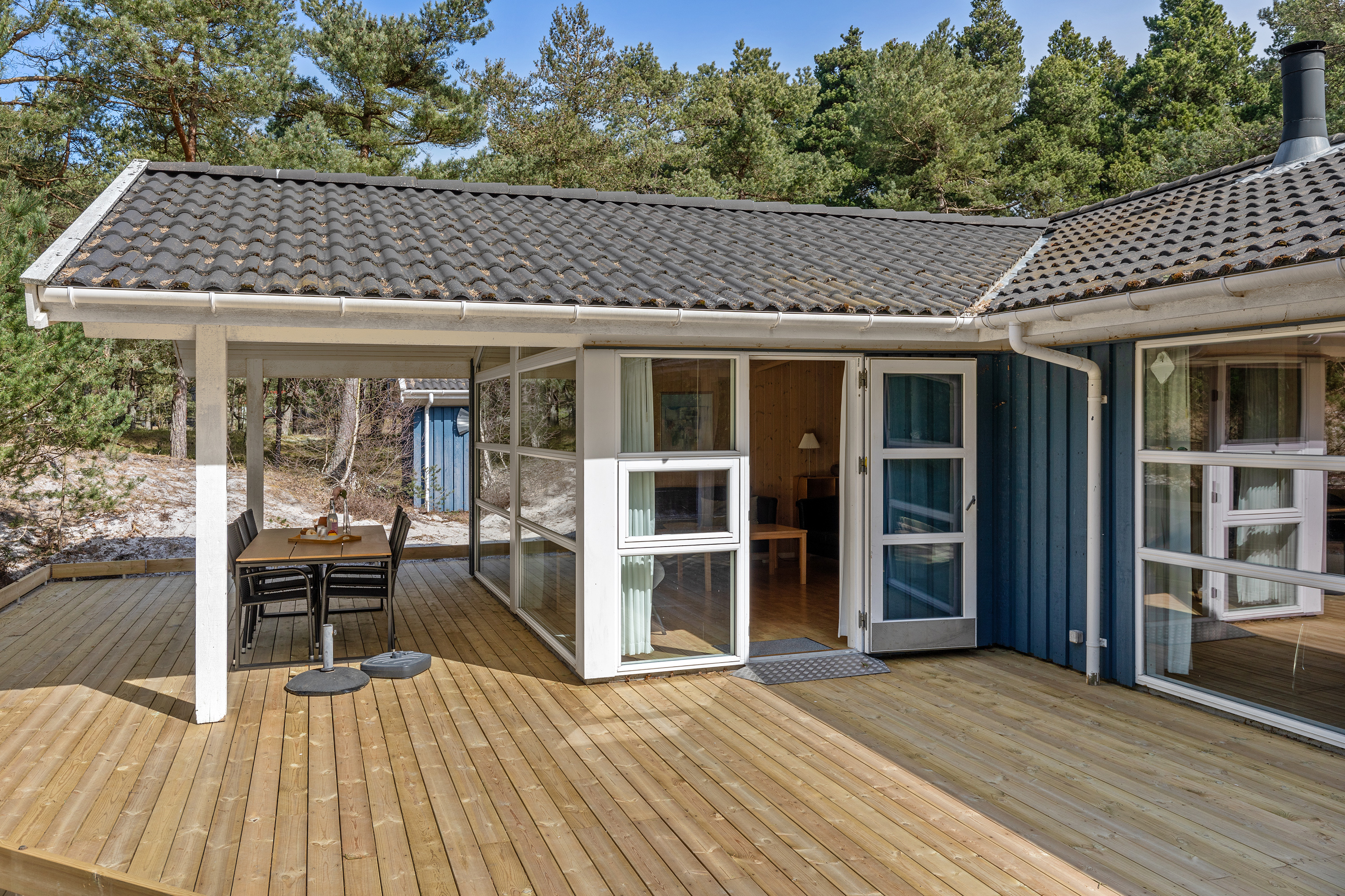 Nye billeder af sommerhuset i Dueodde set udefra.