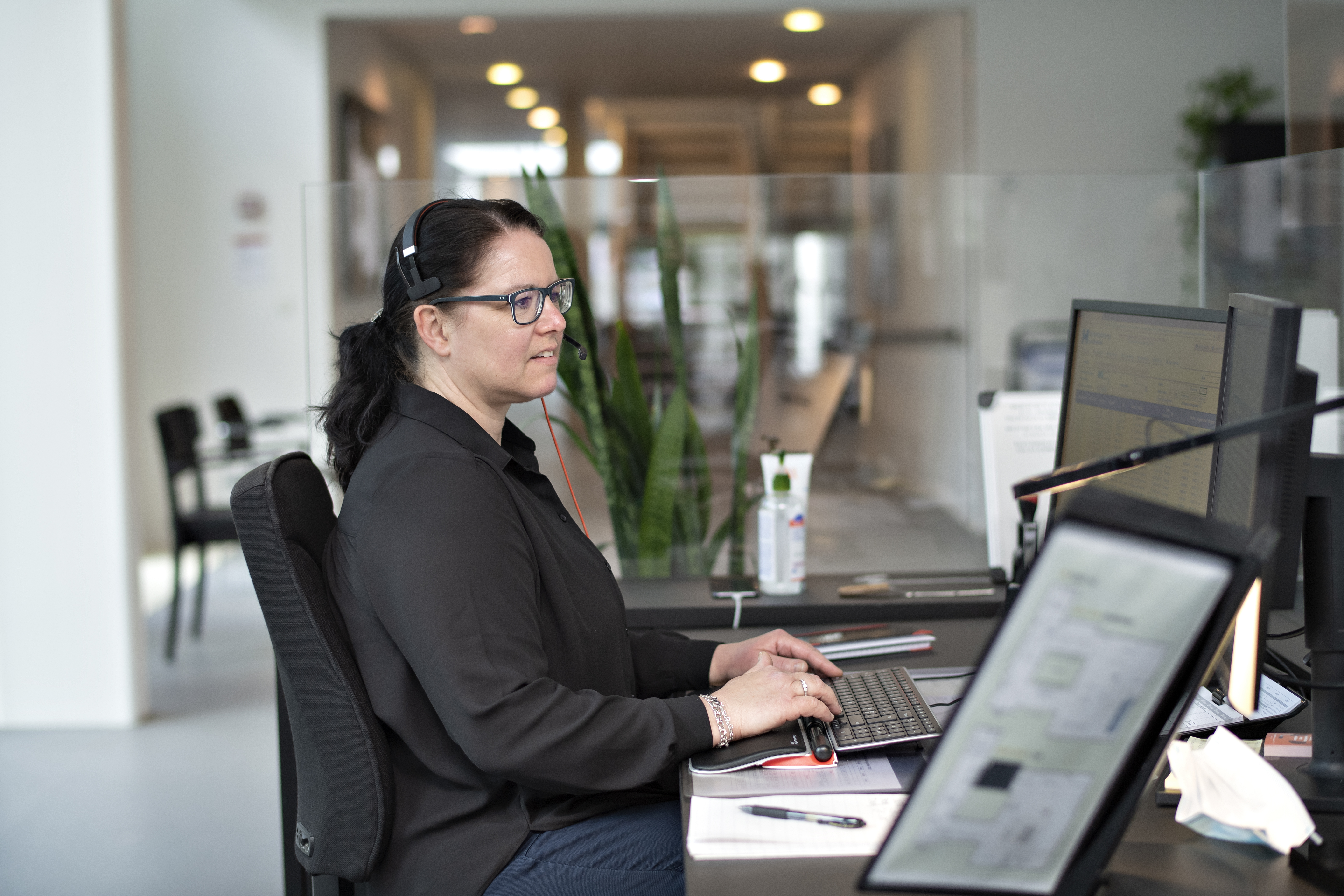 Receptionist i receptionen