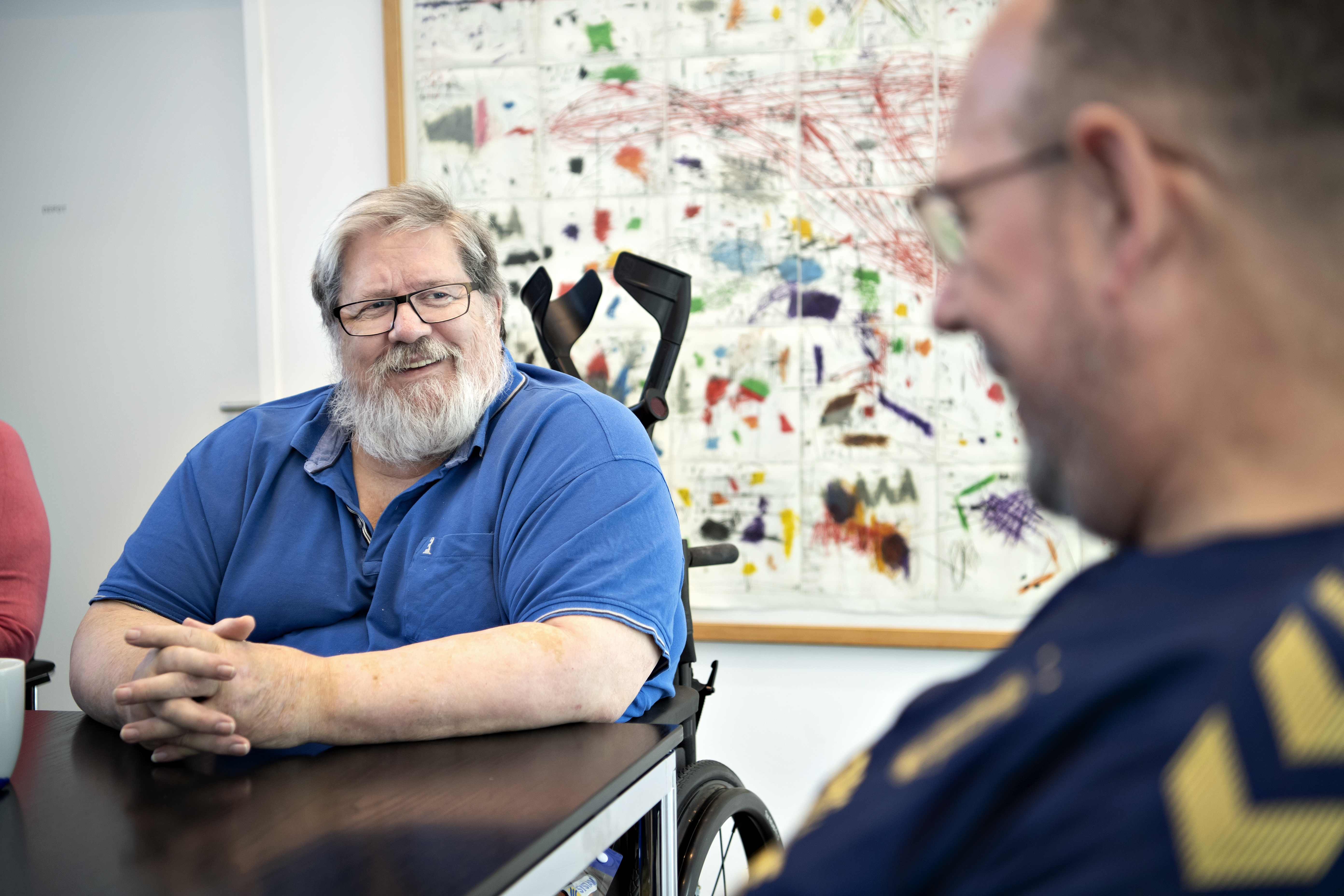 To maend sidder og taler sammen