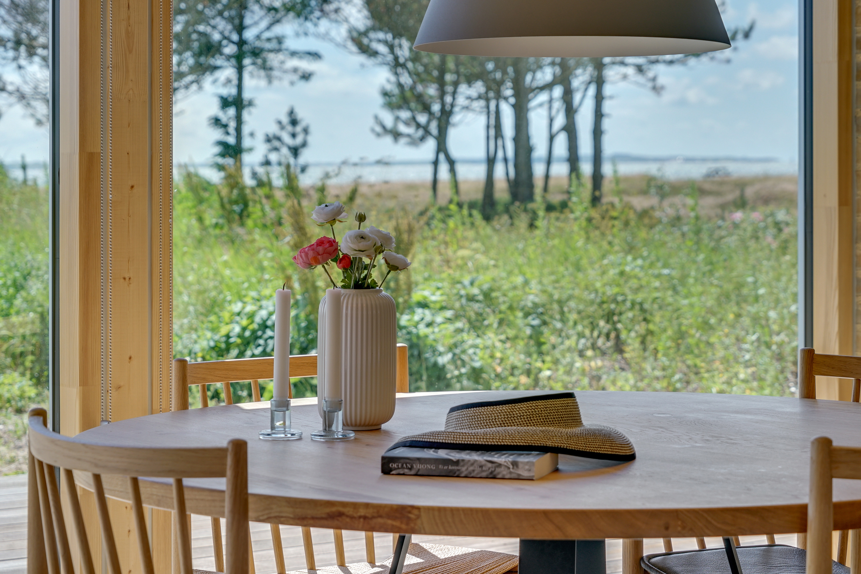 Spisebordet og udsigten i sommerhuset i Thy.