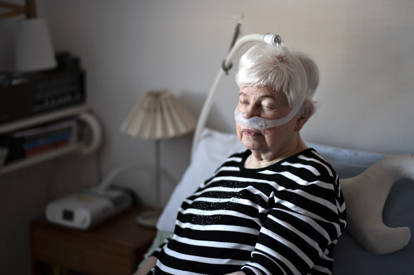 Kvinde med CPAP-maske paa