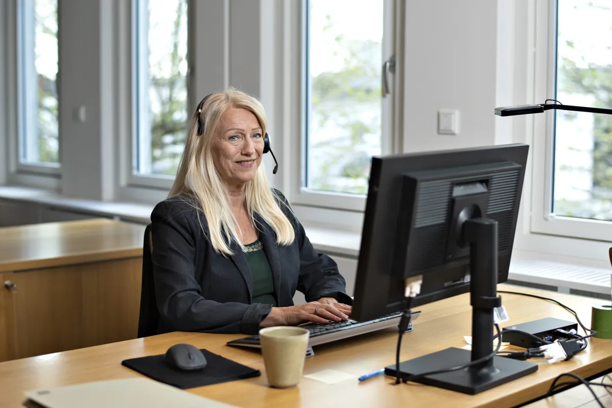 En dygtig medarbejder sidder klar til at hjaelpe